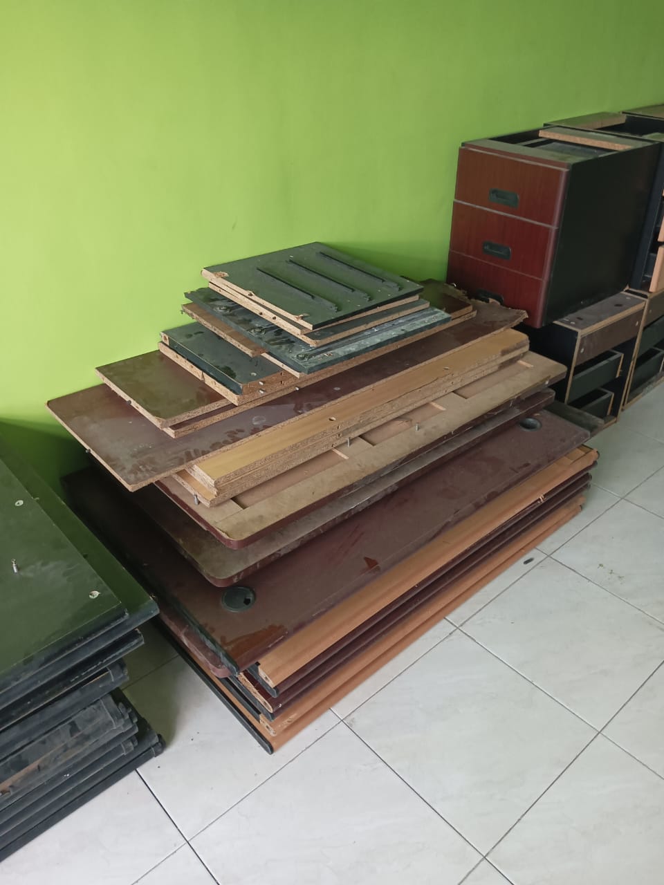 Meja yang akan disumbangkan Meja yang akan disumbangkan