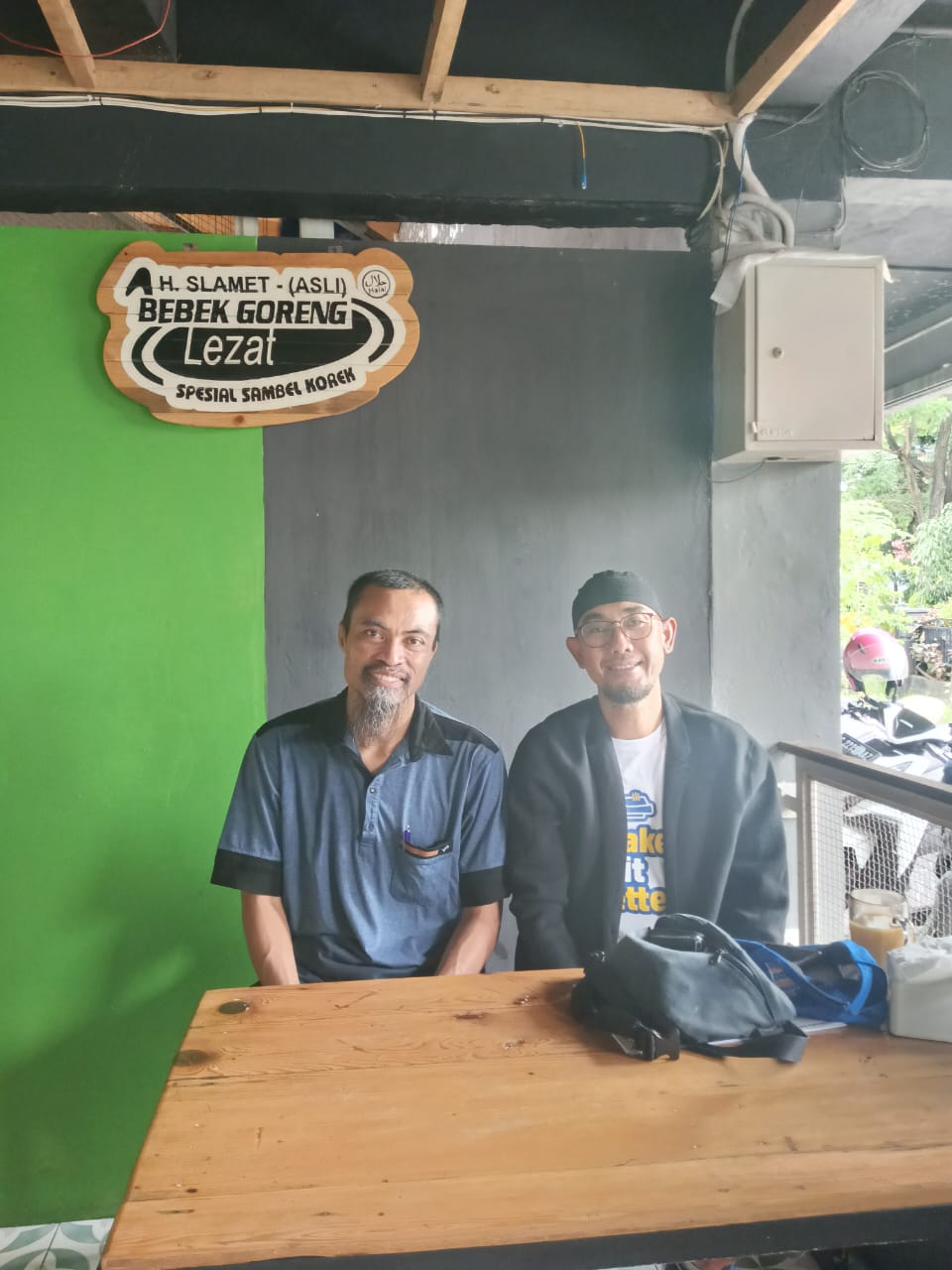 Selfie dengan Pak Bos, semoga ketularan. Aamiin. Background Bebek Goreng Lezat Selfie dengan Pak Bos, semoga ketularan. Aamiin. Background Bebek Goreng Lezat